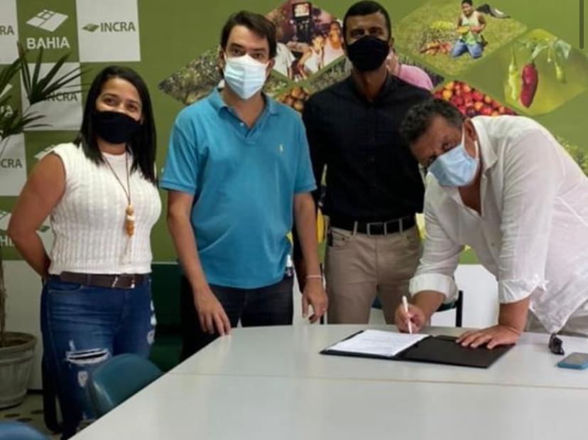 Prefeito Dinho assina termo de cooperação com o INCRA
