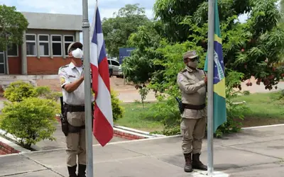 CRAS volante leva alunos da sede e do povoado de Barro Duro para participarem de evento alusivo ao dia da Bandeira
