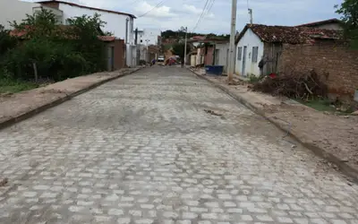 Calçamento das ruas do bairro Batalhão está sendo realizado em ritmo acelerado